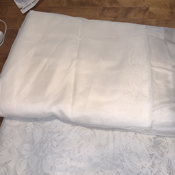 2 lace curtains & 2 sheer curtains - Picture 3 of 3